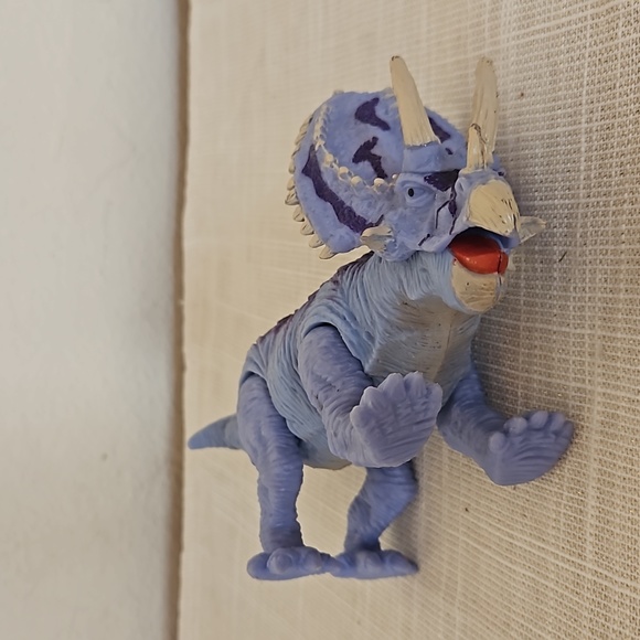Dinosaur Triceratop Action Figure - Picture 6 of 8